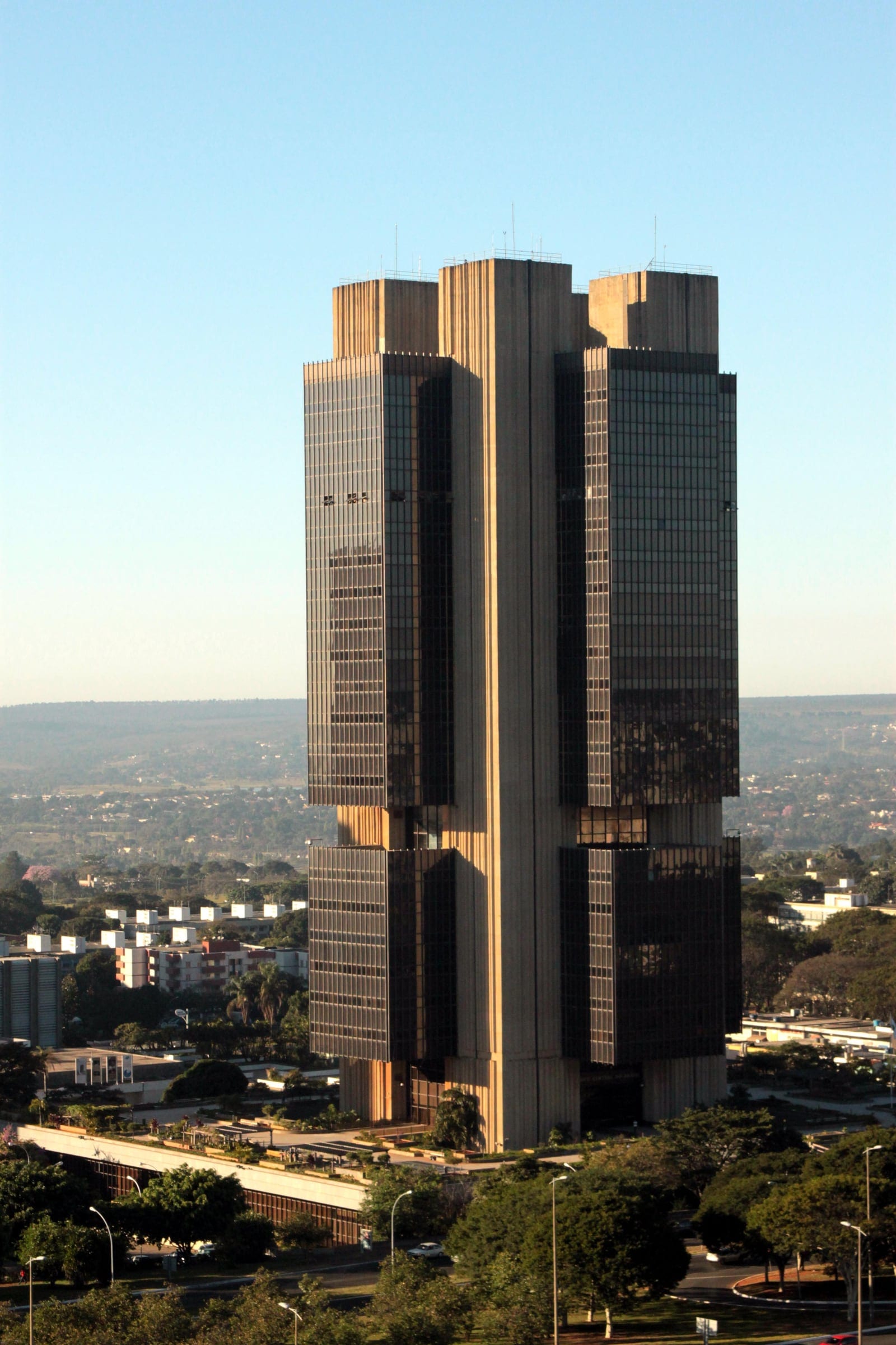 Edifício-sede do Banco Central do Brasil, em Brasília, visto do alto, com a cidade e o cerrado ao fundo