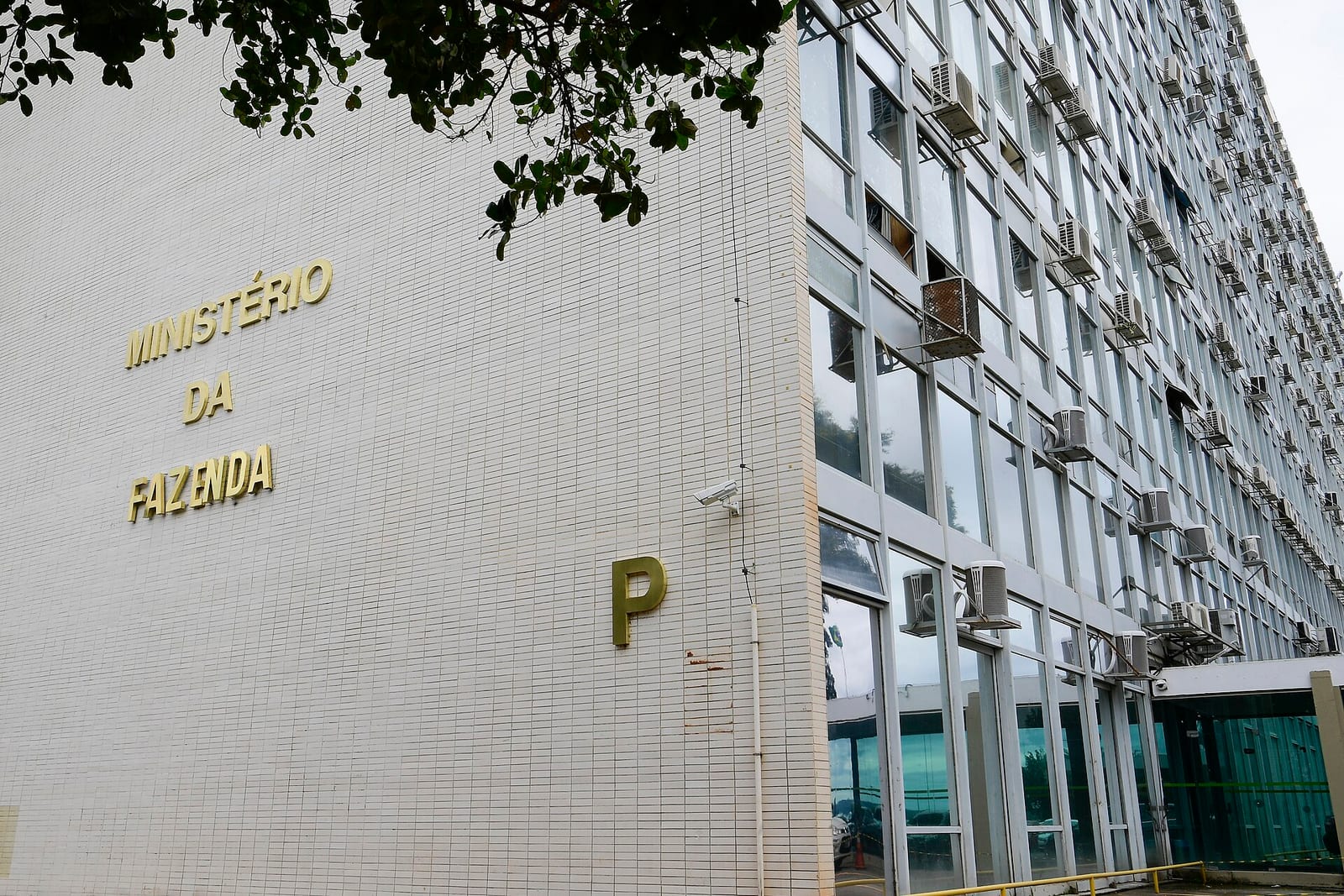 Fachada do Ministério da Fazenda, na Esplanada dos Ministérios, em Brasília, com o nome do ministério e a letra P do bloco em dourado