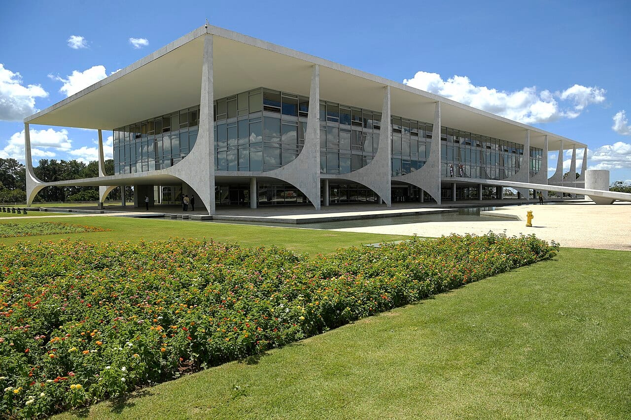 Fachada do Palácio do Planalto, em Brasília, com o jardim em primeiro plano