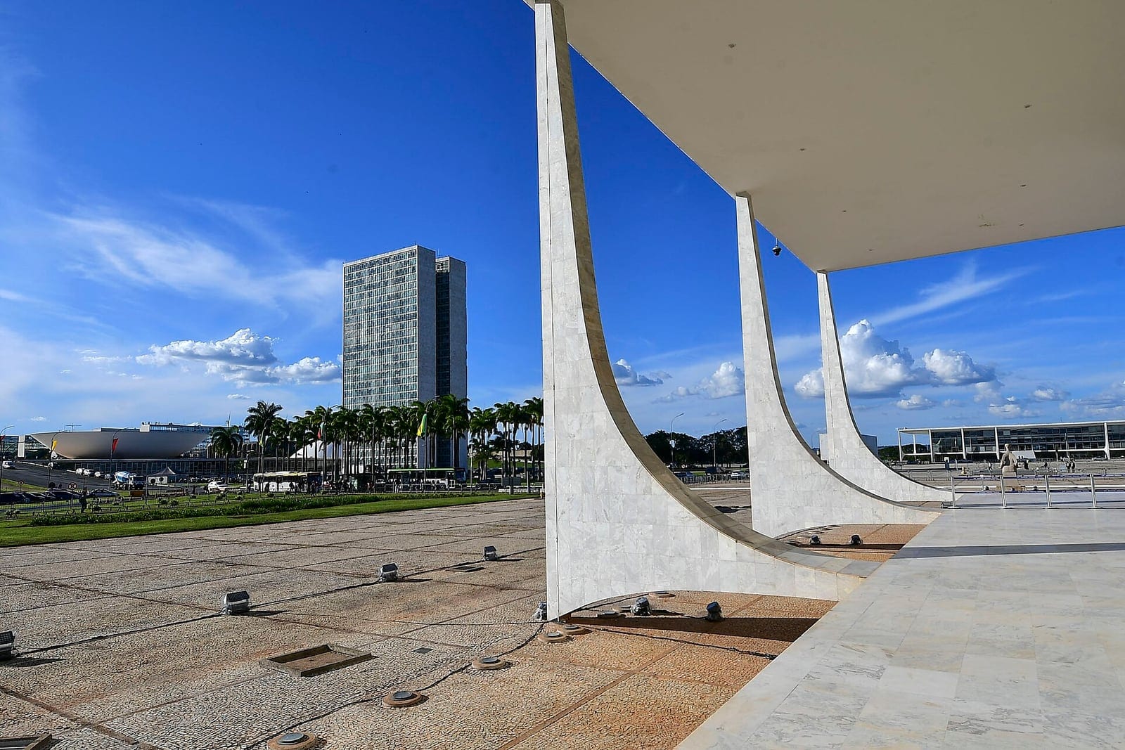 Colunas do Supremo Tribunal Federal, em Brasília, com o prédio do Congresso Nacional ao fundo