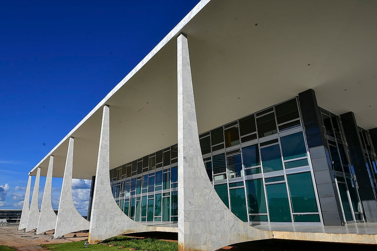 Colunas do Palácio do Supremo Tribunal Federal, em Brasília