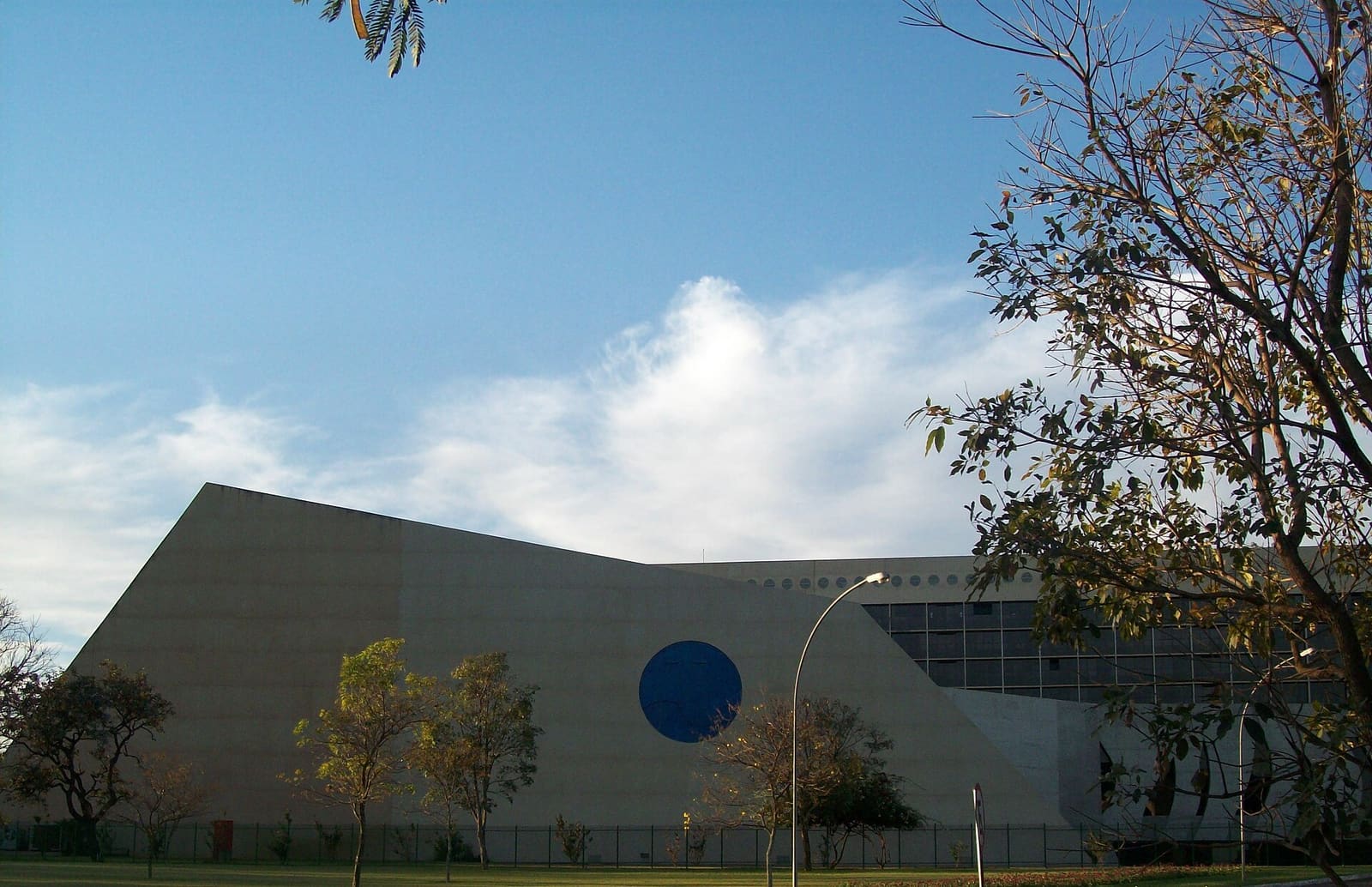 Edifício do auditório da sede do Superior Tribunal de Justiça, em Brasília, com o círculo azul na fachada de concreto