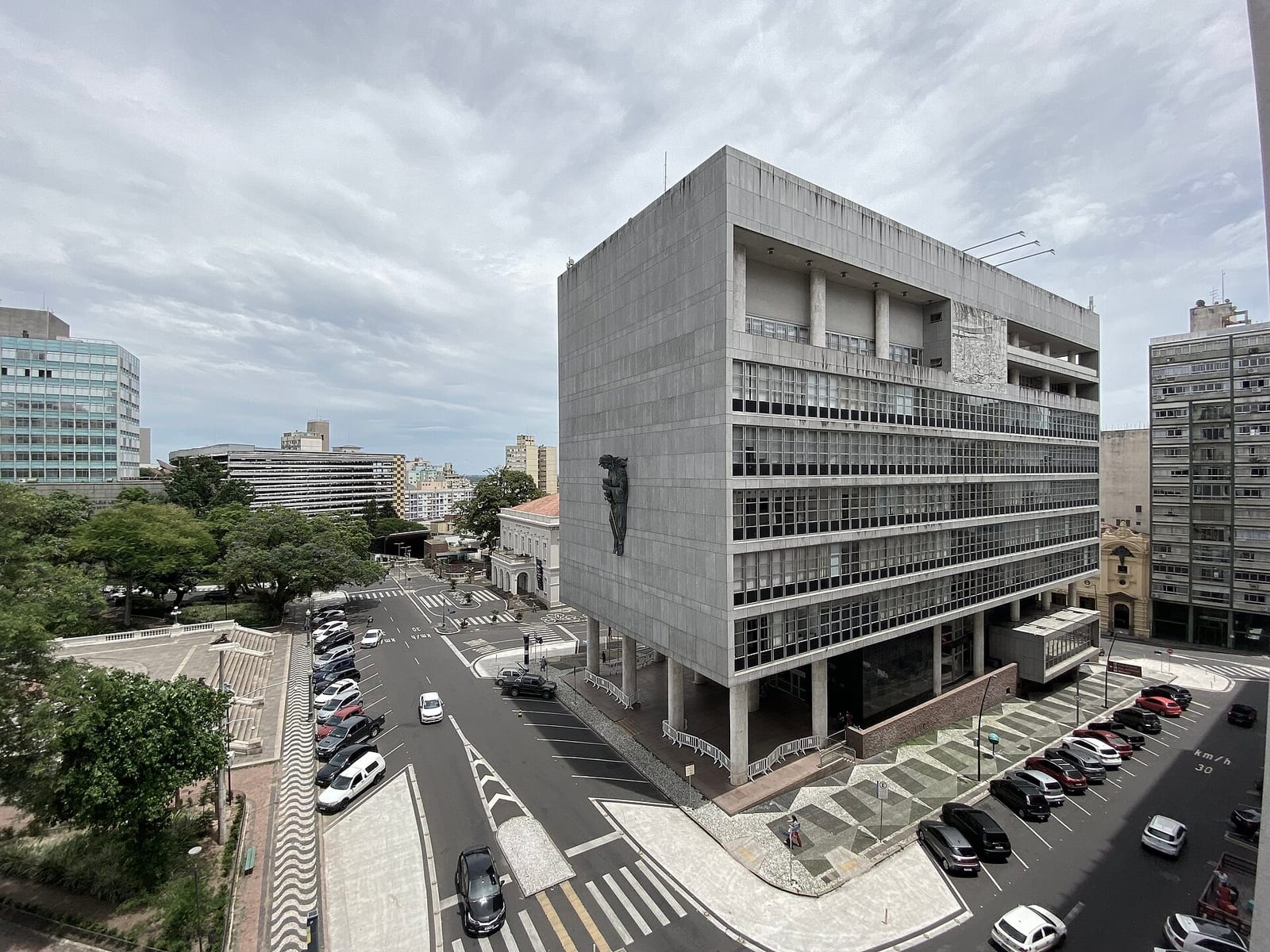 Palácio da Justiça, sede do Tribunal de Justiça do Rio Grande do Sul, em Porto Alegre, visto do alto, com a estátua da Justiça na fachada