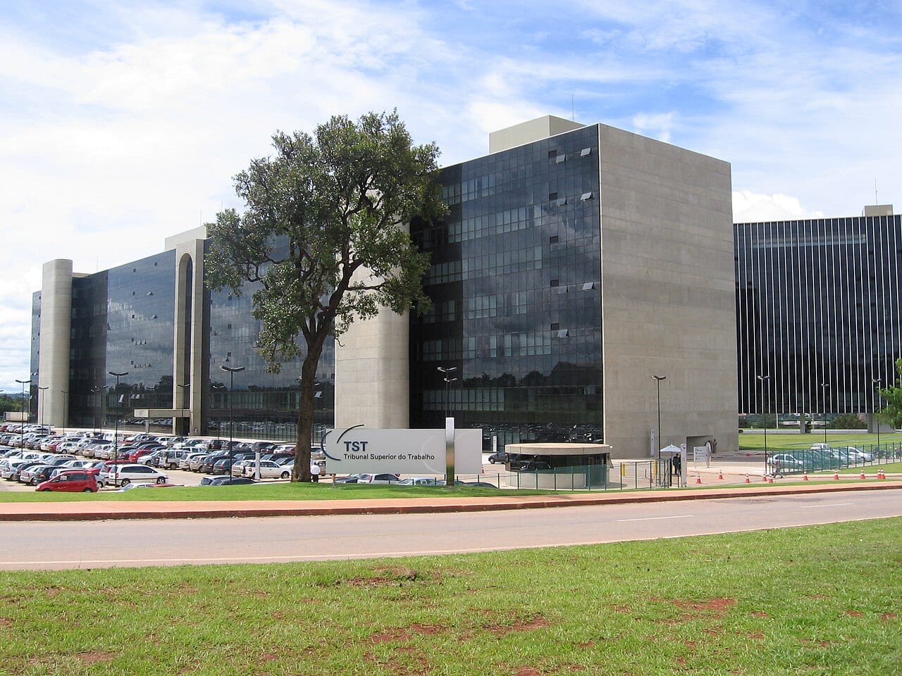 Sede do Tribunal Superior do Trabalho, em Brasília, com uma árvore diante dos blocos