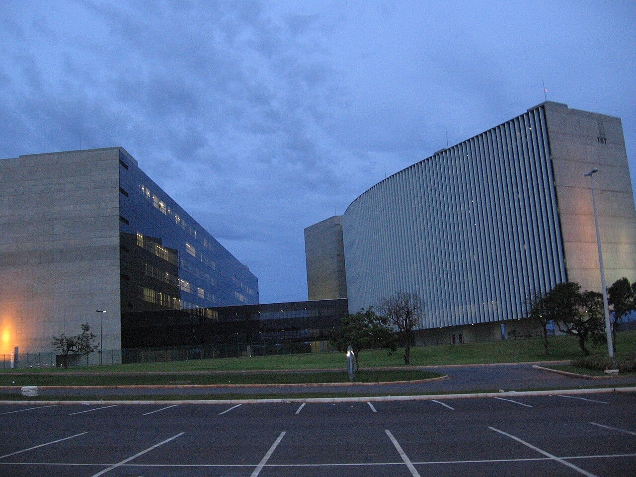 Blocos da sede do Tribunal Superior do Trabalho, em Brasília, ao anoitecer
