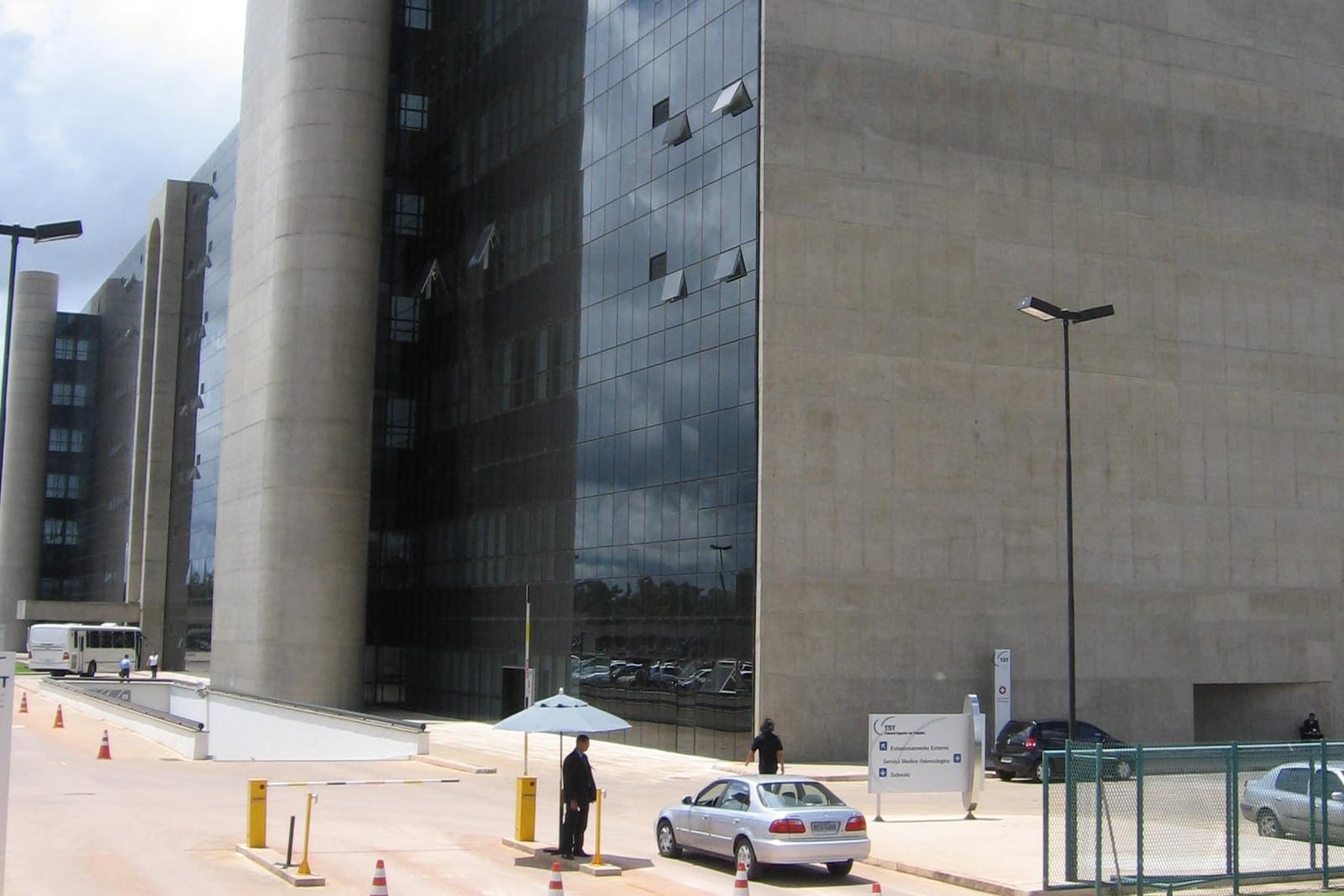 Entrada da sede do Tribunal Superior do Trabalho, em Brasília, com os blocos de vidro e concreto