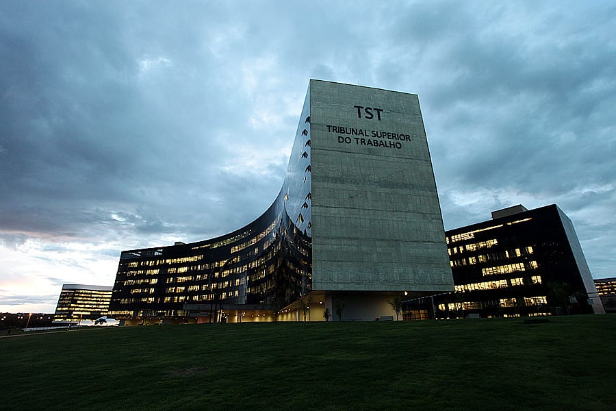 Sede do Tribunal Superior do Trabalho, em Brasília, ao entardecer